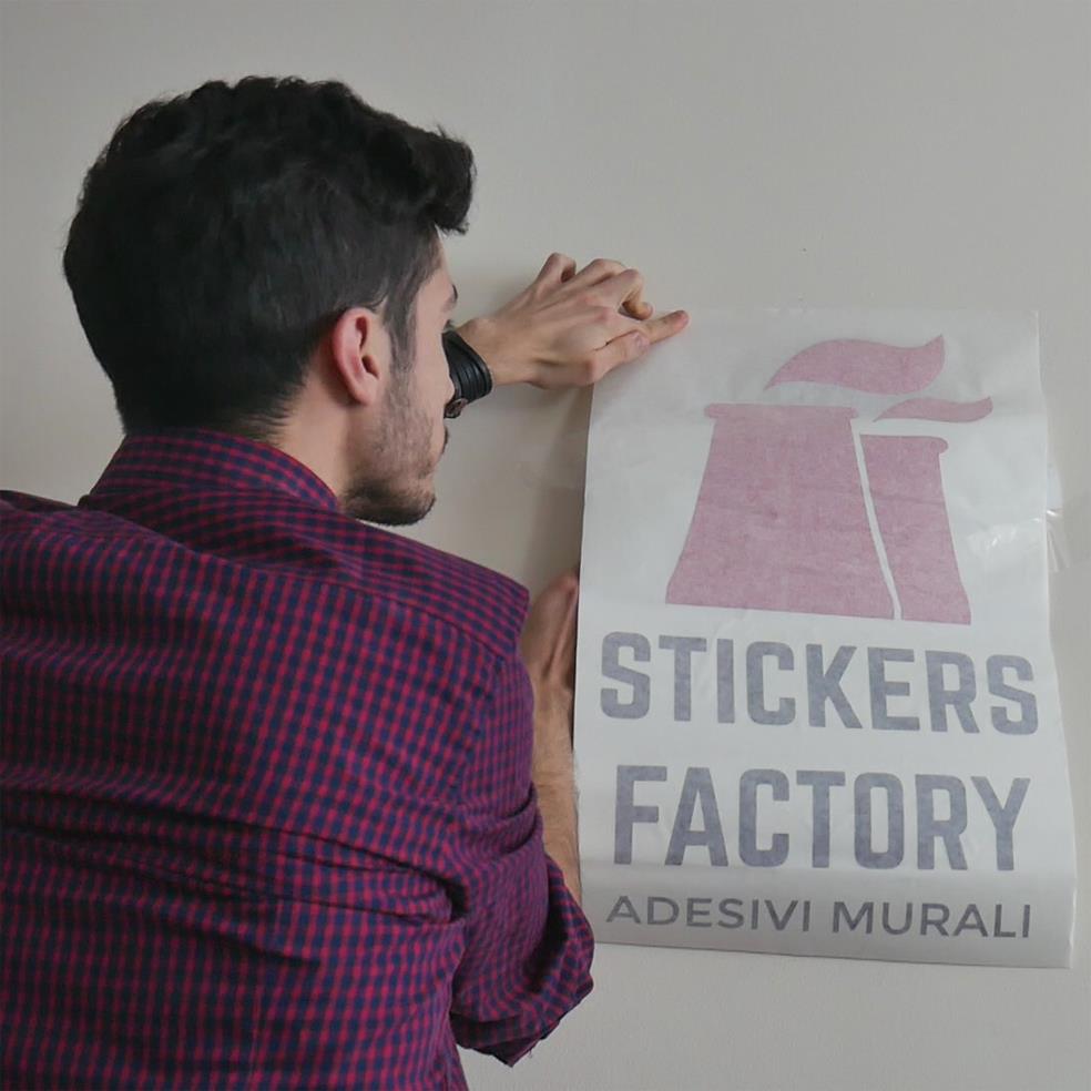 come mettere uno stickers murale